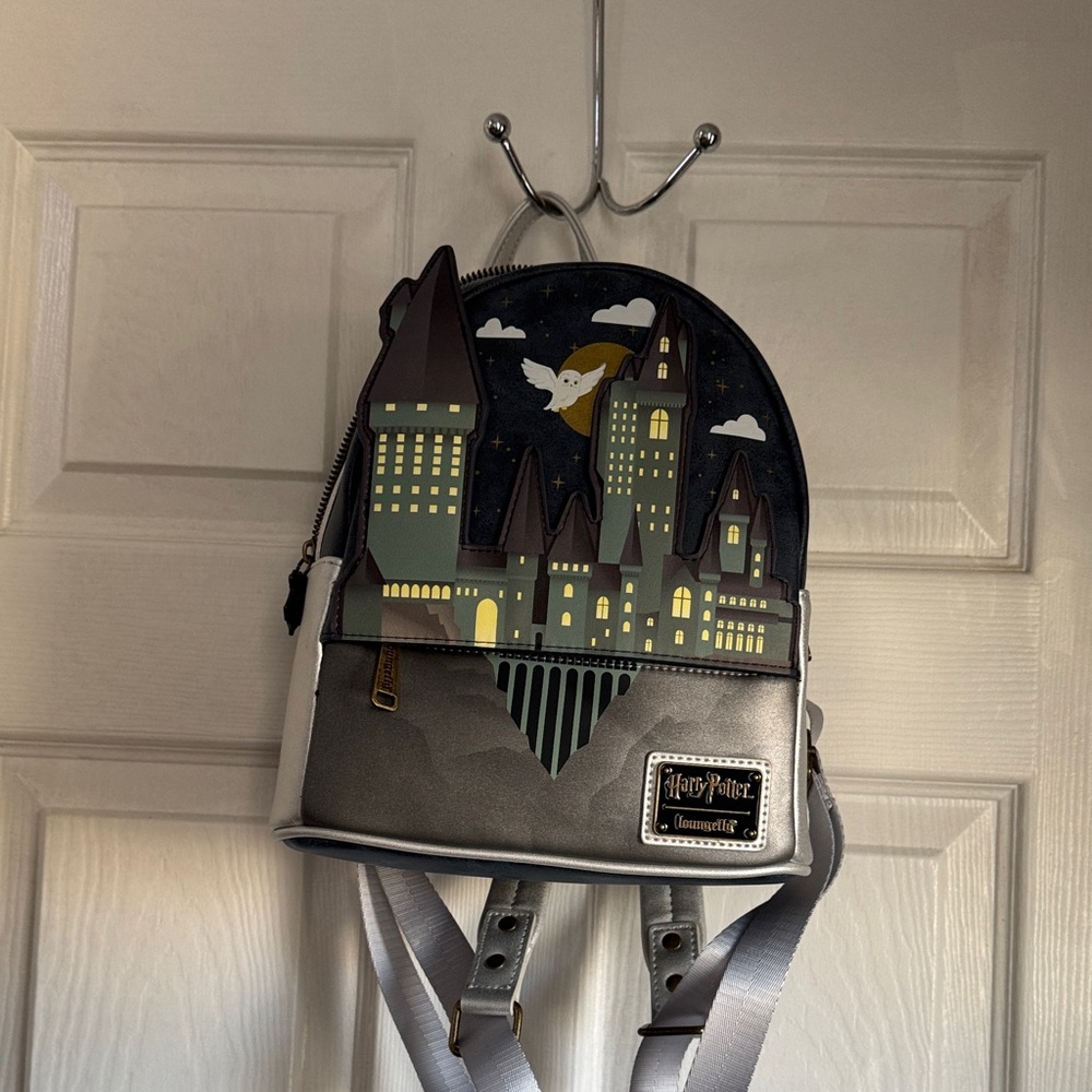Like new Hogwarts Loungefly backpack